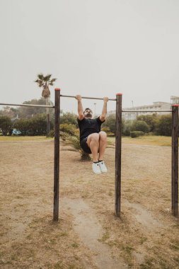 Adam dışarıda zor bir sabah antrenmanına başlıyor.. 