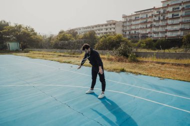  Park 'taki basketbol maçından önce gerinme. 
