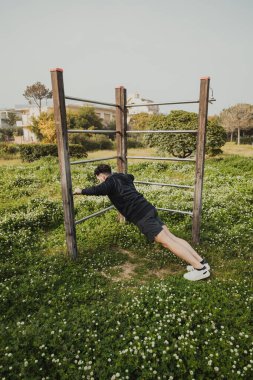Erkekler bahar aylarında dışarıda çalışır ve şınav çekerler..