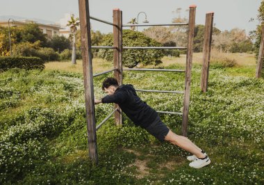 Erkekler bahar aylarında dışarıda çalışır ve şınav çekerler..