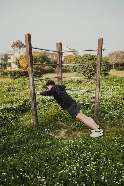 Erkekler bahar aylarında dışarıda çalışır ve şınav çekerler..