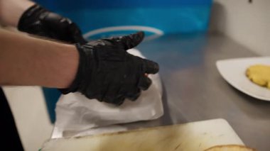 Profesyonel Mutfakta Burger Ekmeğinin Hazırlanması .