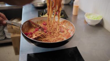 Şef tavadaki ıstakozla spagetti yiyor ve gurme tabağını kaplıyor.. 