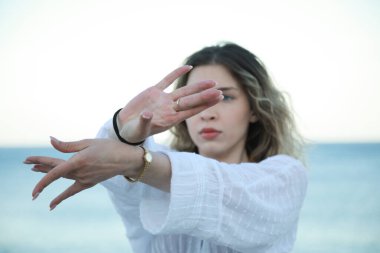 Genç Kadın, Sicilya Adasında Sakin Okyanus kenarında Dans Ediyor .