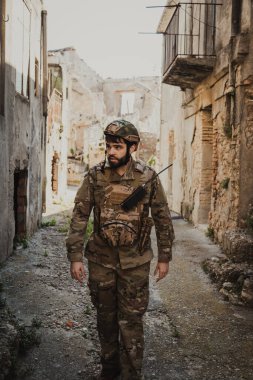  Asker, yıkılmış şehrin kalıntıları arasında bir şey arıyor.. 