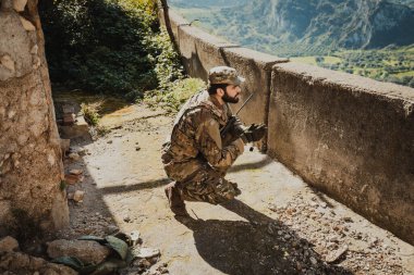 Asker bir görev sırasında gökyüzüne bakarken dua etmeye başladı. 