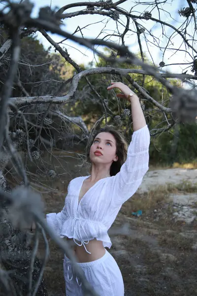 Bir dansçı kızın kolları ısınmadan önce hareket eder 