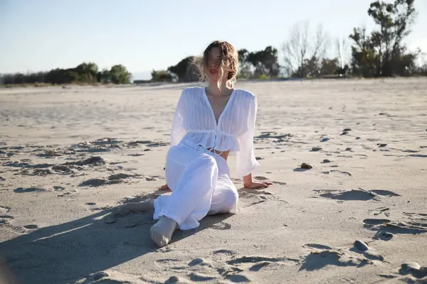 Calabrian Sahilinde Profesyonel Dans Eden Kız Yaz Tatilinde Okyanus kenarında .