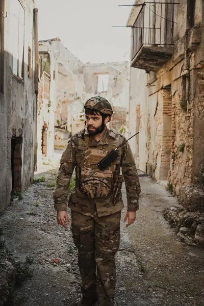  Asker, yıkılmış şehrin kalıntıları arasında bir şey arıyor.. 