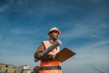 Doğa Mühendisi, yeniden inşa edilecek binayı inceliyor. . 