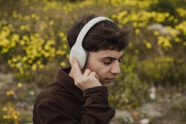 Kışın kıyıda müzik dinleyen bir adam..