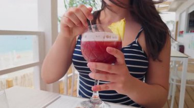 Bir dilim ananaslı kırmızı çilekli kokteyl.. 