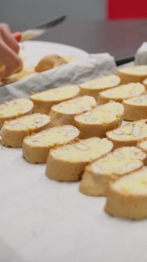 Ev Mutfağında Bir Kız İkinci Pişirmeden Önce Cantucci Bisküvilerini Böler.