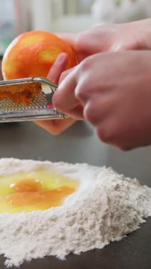 Turuncu Tadı Paskalya Pastası Hamuruna Tazele.