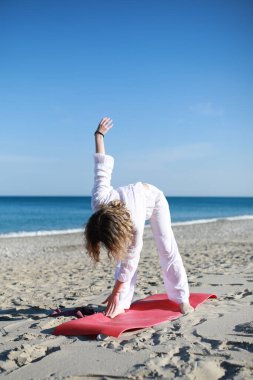 Genç Kadın Dansçı İtalyan Sahilinde Dans Poz Veriyor 