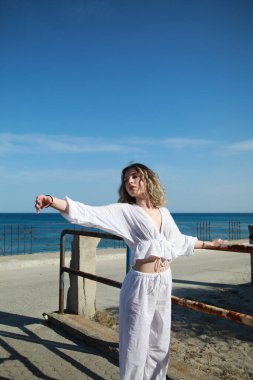 Beyaz Giyinik Genç Dansçının Eli Uyumlu .