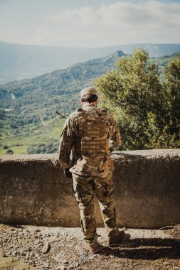  Genç Asker Düşen Yoldaşını Anmak İçin Dua Ediyor. 