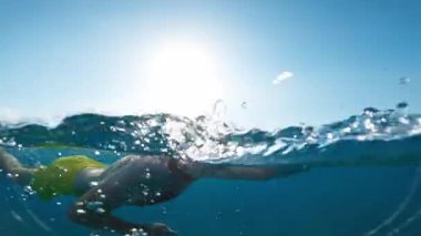 Okyanusta serbest yüzen bir adamın güçlü kolları. . 