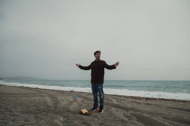 Sahildeki bir adam için yoğun bir dua anı.. 