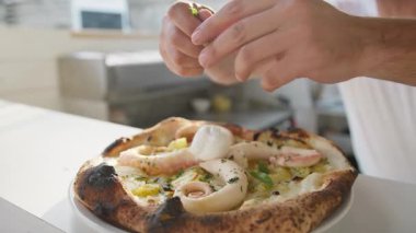 Ahtapotlu Bir Gurme Pizza İçin Çiğ Basil Tepesi . 