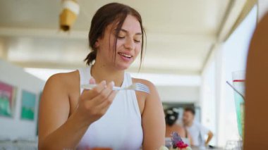 Yaz boyunca plaj otelinde bir arkadaşıyla sohbet eden bir kadın. . 