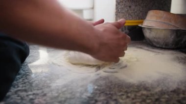 Şef, Mutfaktaki Pizza Hamuru 'nu modellemek için ellerini kullanıyor. .