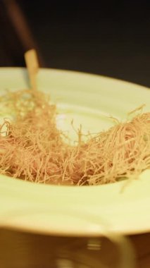 Garson restorana karides şiş tabağını getiriyor..