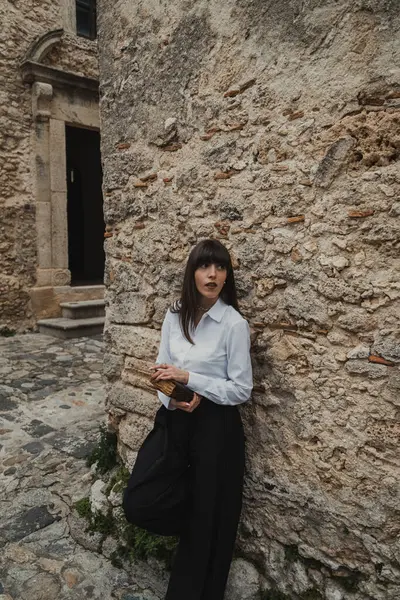 Beyaz Gömlekli Genç Kadınlar Klasik Hamlet 'te Kitap Okuyorlar.