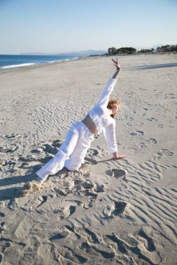 Sicilya Sahilinde Beyaz Gömlekli Genç Kadın Dans Ediyor 