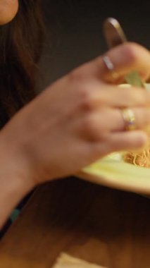 Restoranda konuşan ve yemek yiyen bir kadın. .
