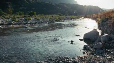 İtalya 'nın Calabria kentindeki Vadi' ye doğru yavaşça akan suyla birlikte..