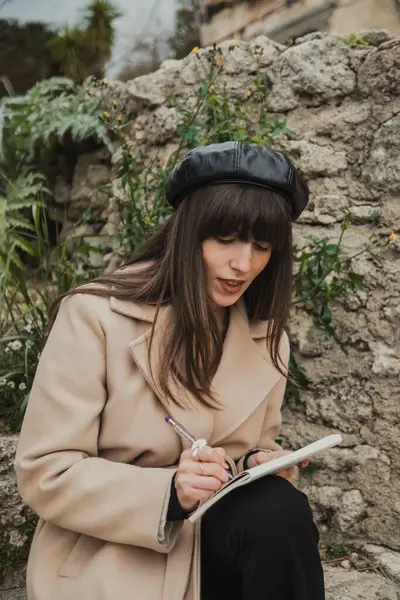 Ressam, çizimlerini küçük geleneksel bir kasabada çiziyor. . 