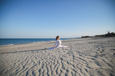 Sicilya Sahilinde Beyaz Gömlekli Genç Kadın Dans Ediyor 