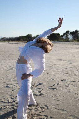 Sicilya Sahilinde Beyaz Gömlekli Genç Kadın Dans Ediyor 