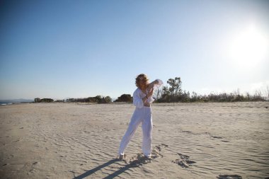 Sicilya Sahilinde Beyaz Gömlekli Genç Kadın Dans Ediyor 