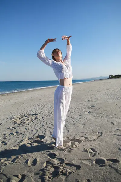 Calabrian Sahilinde Profesyonel Dans Eden Kız Yaz Tatilinde Okyanus kenarında .
