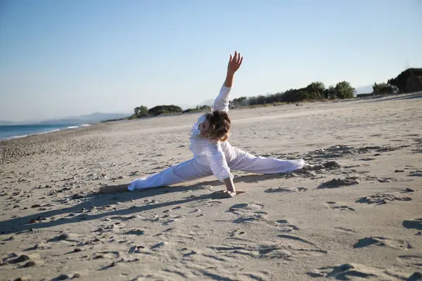 Calabrian Sahilinde Profesyonel Dans Eden Kız Yaz Tatilinde Okyanus kenarında .