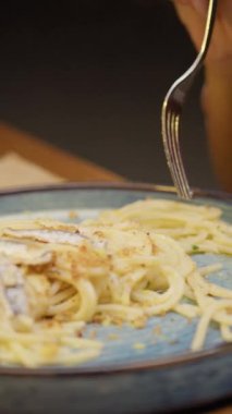 Restoranda spagetti yemekten hoşlanan bir kadın. . 