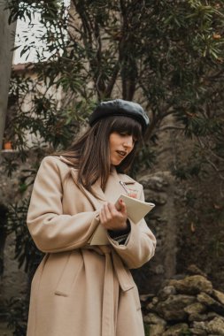 Küçük İtalyan kasabasında doğa tarafından hayrete düşürülen bir kadın.. 