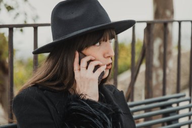 Kasabada şık giyinmiş bir kadın eğlenceli bir şekilde yakın çekim yapıyor.. 