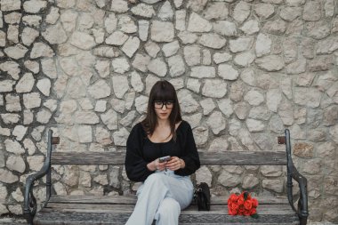 Genç kız erkek arkadaşına akıllı telefondan mesaj yazıyor..