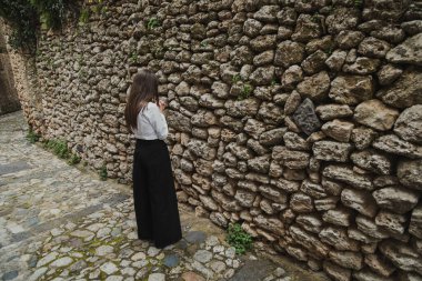 Kutsal Duvar 'ın önünde Odaklanan Kadın.