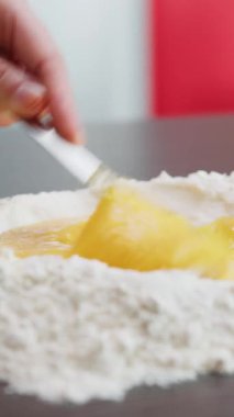 Tipik tatlı yiyecekler için yumurta ve unu karıştır.