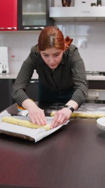 Genç Kadın Tuscany Cantucci 'de Tipik Prato Şekerlerini Hazırlıyor.