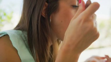 Restoranda yaz yemeği için deniz ürünleri spagettisinin tadını çıkaran bir kadın.. 