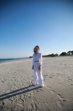 Sicilya Sahilinde Beyaz Gömlekli Genç Kadın Dans Ediyor 