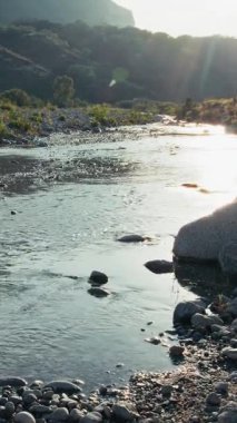 İtalya 'nın Calabria kentindeki Vadi' ye doğru yavaşça akan suyla birlikte..