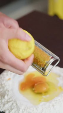 Limonu rendeleyin Bir Çeşmenin Çamuruna Dalın.