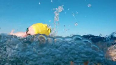 Yüzücü antrenman sırasında darbeyi tamamladığında su sıçraması . 