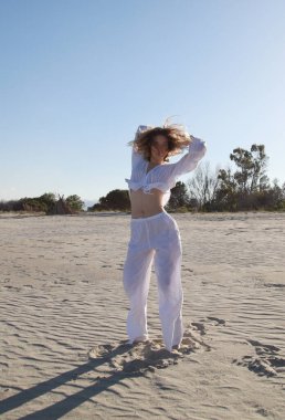 Sicilya Sahilinde Beyaz Gömlekli Genç Kadın Dans Ediyor 